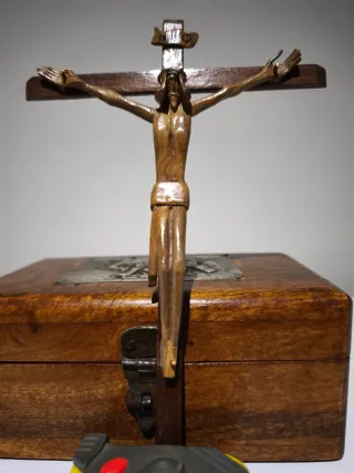 Crucifijo antiguo tallado a mano
