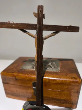 Crucifijo antiguo tallado a mano