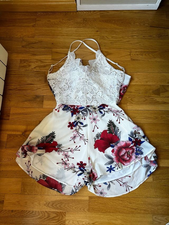 Mono corto flores encaje espalda descubierta