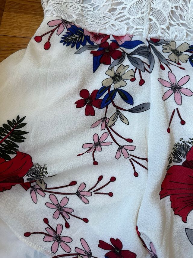 Mono corto flores encaje espalda descubierta