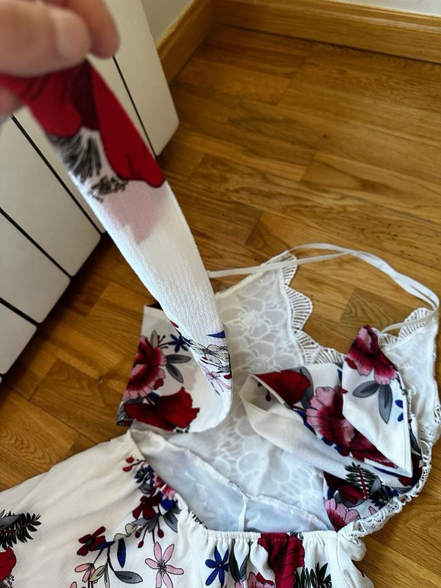 Mono corto flores encaje espalda descubierta