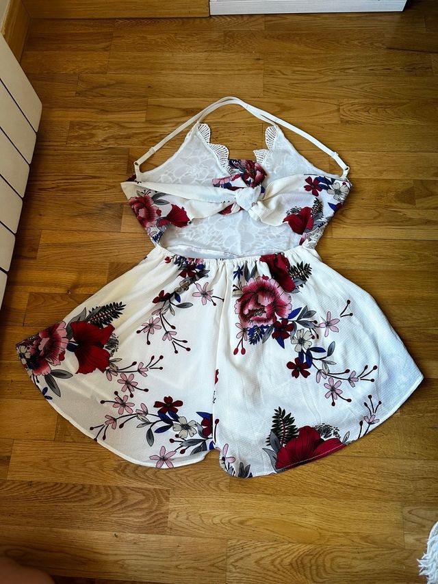 Mono corto flores encaje espalda descubierta