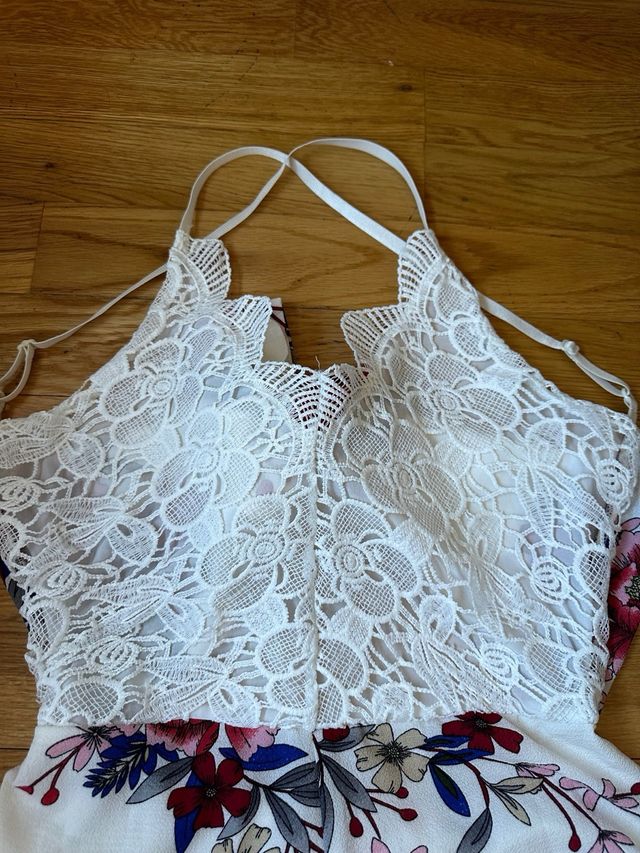 Mono corto flores encaje espalda descubierta