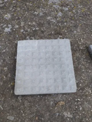 Baldosa de terrazo con diseño cuadriculado