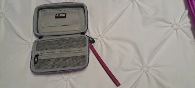 Organizador BUBM para accesorios electrónicos.