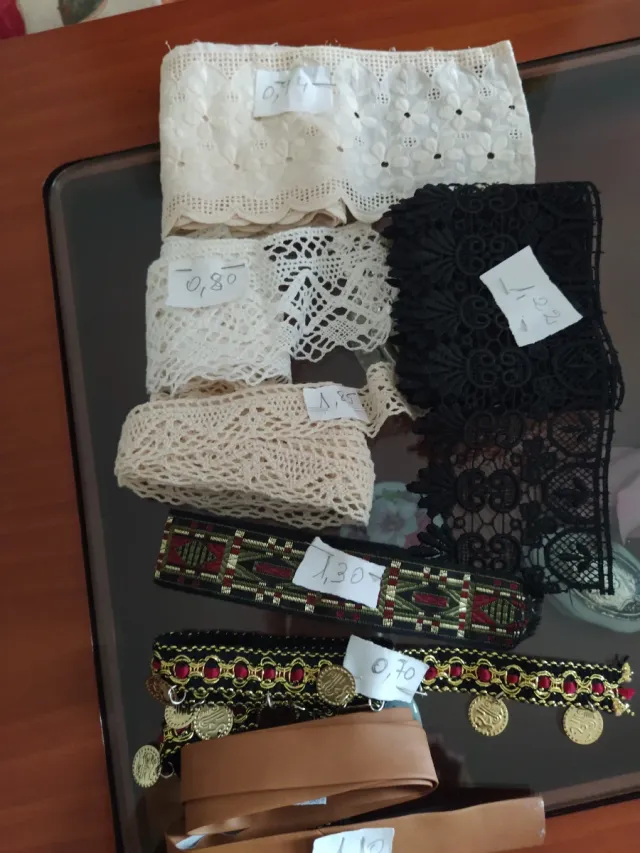 Lotes de rendas e franjas