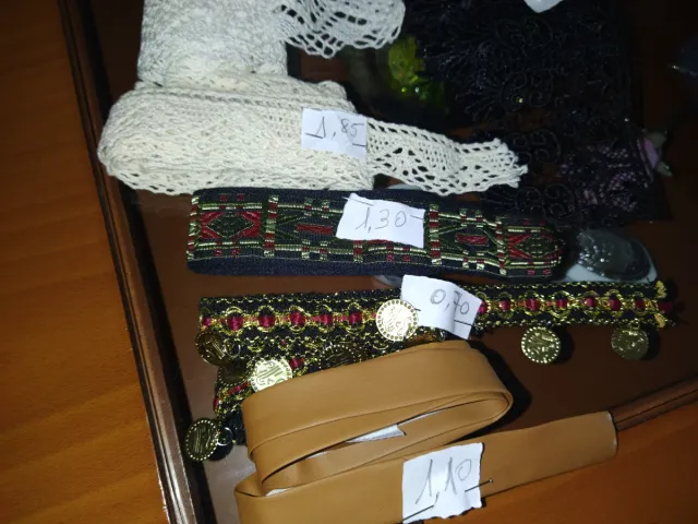 Lotes de rendas e franjas