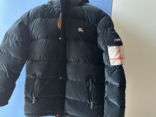 Piumino Burberry nero con dettagli scozzesi