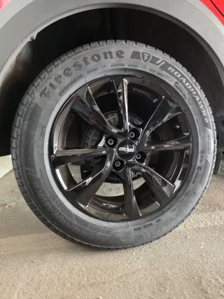 Llantas de aleación negro glacial de 16 pulgadas.