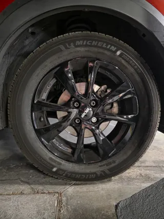 Llantas de aleación negro glacial de 16 pulgadas.