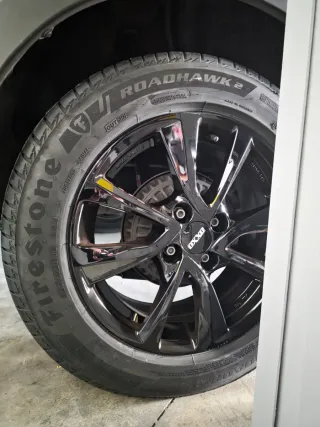 Llantas de aleación negro glacial de 16 pulgadas.