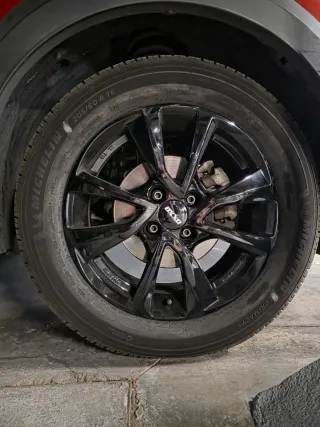 Llantas de aleación negro glacial de 16 pulgadas.