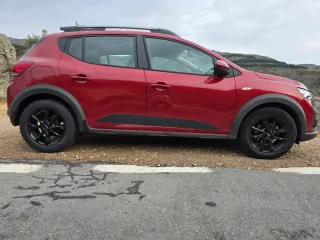 Llantas de aleación negro glacial de 16 pulgadas.