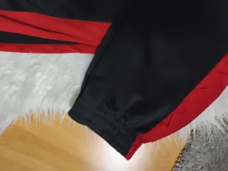 Pantalón chándal Zara Talla L Negro/Rojo