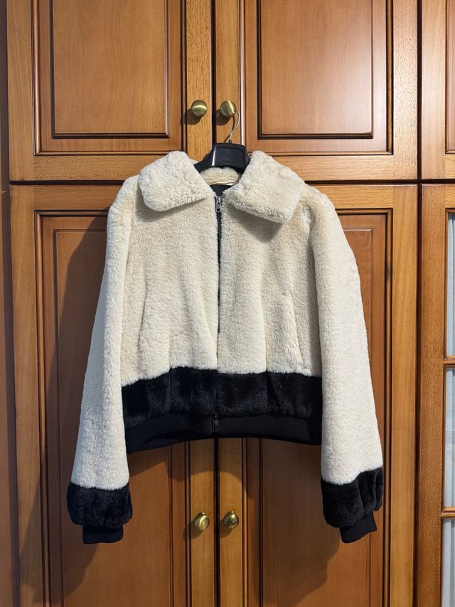 Casaco de pelo bege e preto feminino