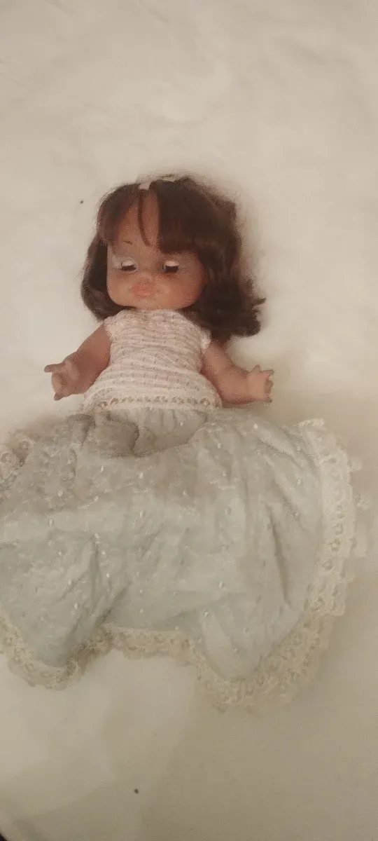 Muñeca antigua con vestido de encaje