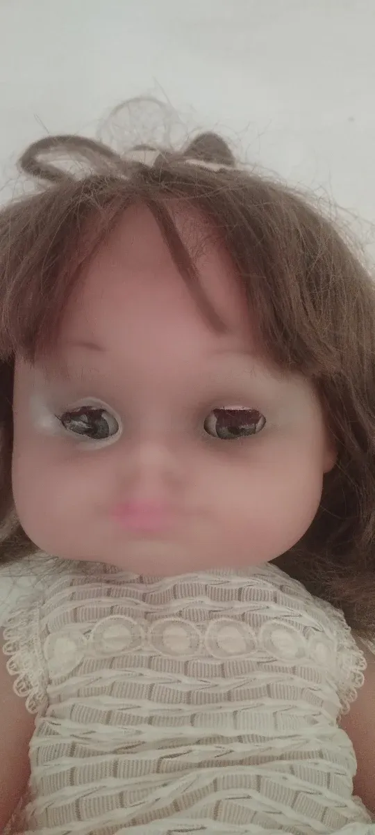 Muñeca antigua con vestido de encaje