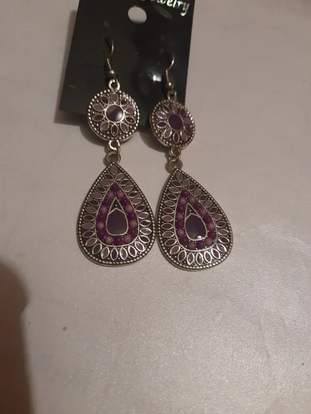 Pendientes labrados morados y plateados