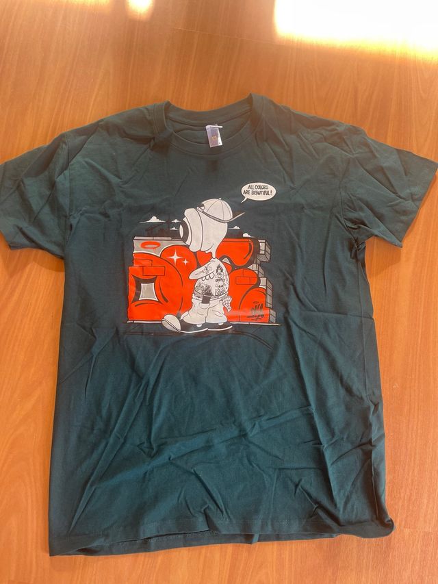 Camiseta verde con estampado de graffiti