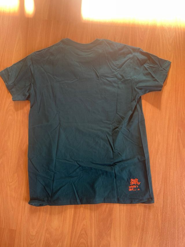 Camiseta verde con estampado de graffiti