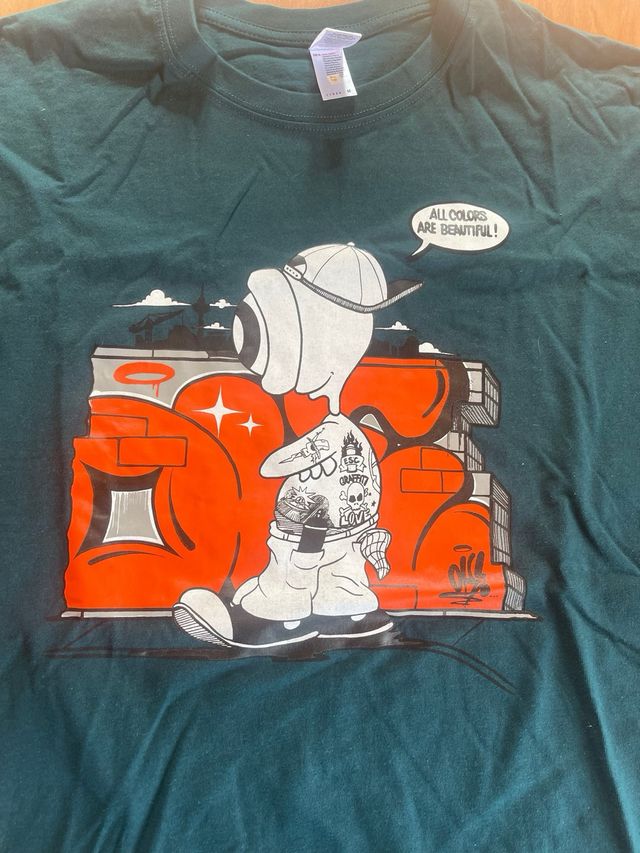 Camiseta verde con estampado de graffiti