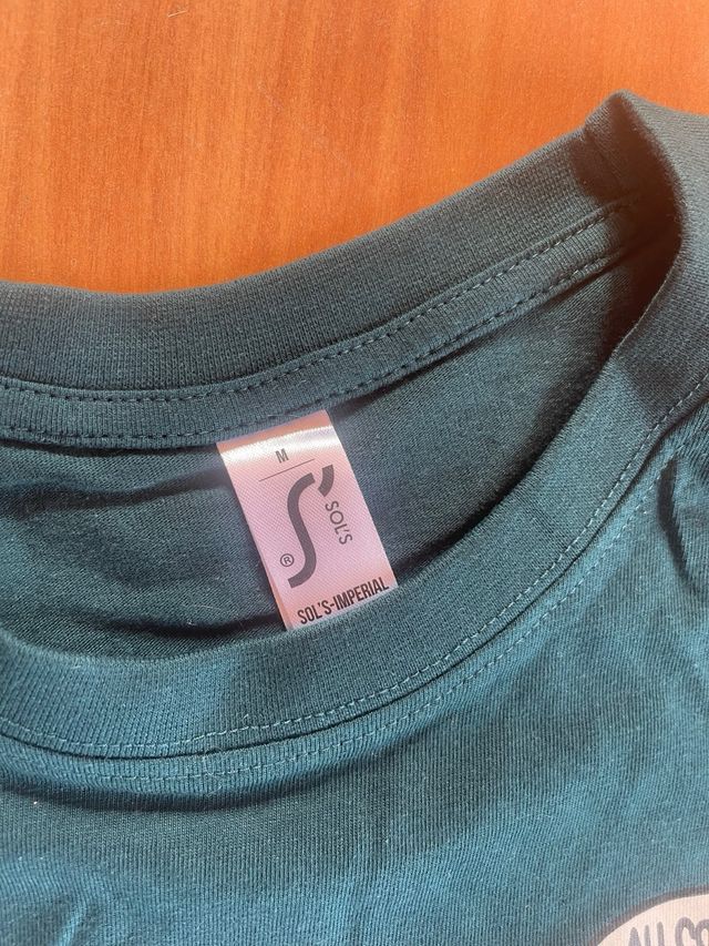 Camiseta verde con estampado de graffiti