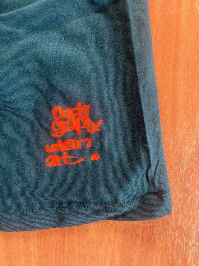 Camiseta verde con estampado de graffiti