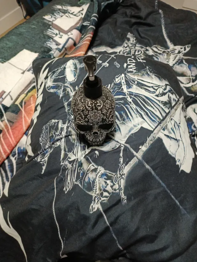 Dispensador jabón calavera plata y negro