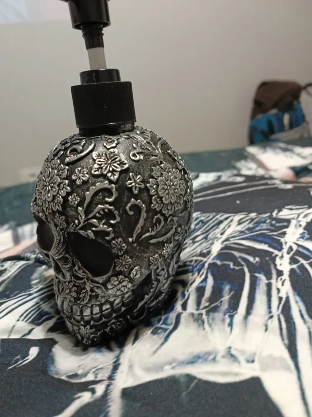 Dispensador jabón calavera plata y negro