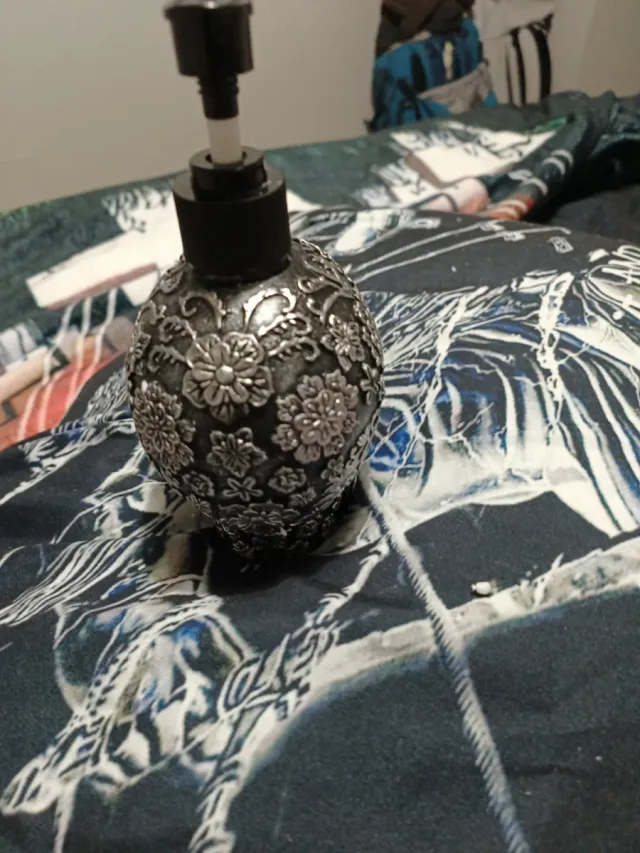 Dispensador jabón calavera plata y negro