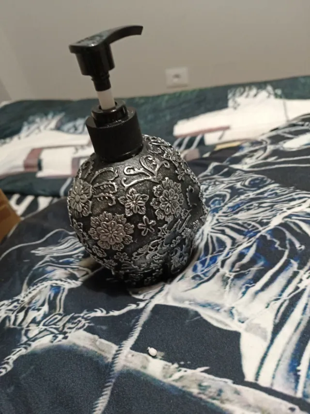 Dispensador jabón calavera plata y negro