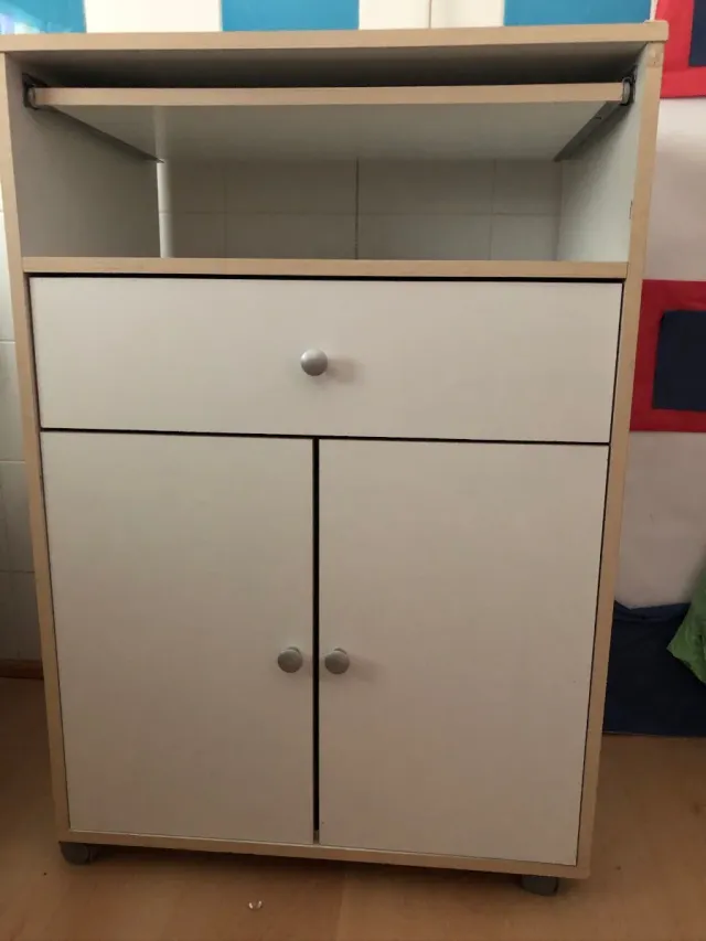 Mueble auxiliar blanco con cajón y puertas