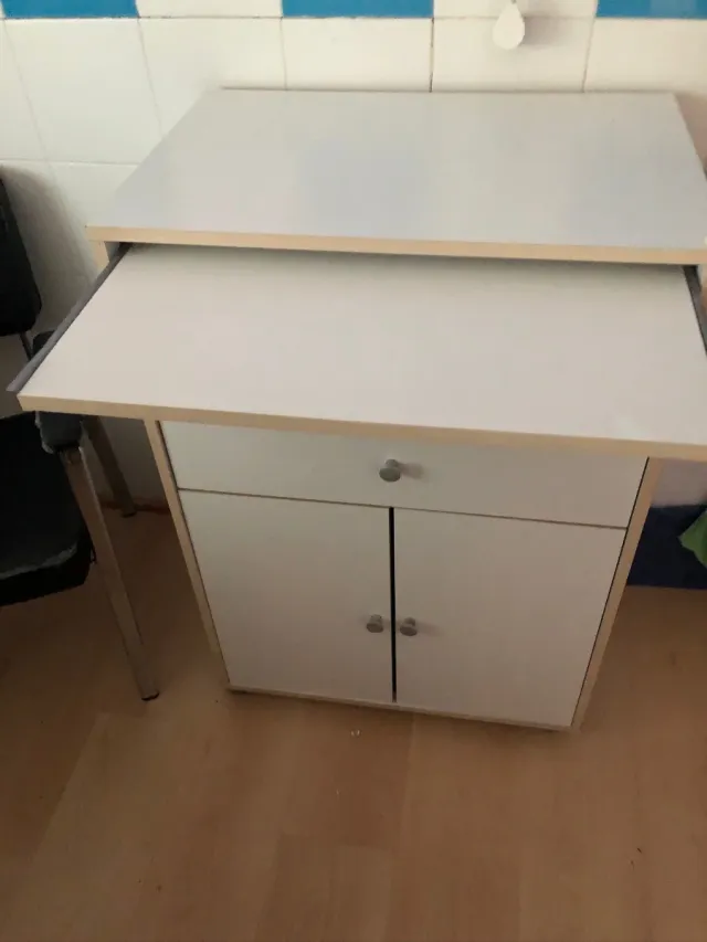 Mueble auxiliar blanco con cajón y puertas