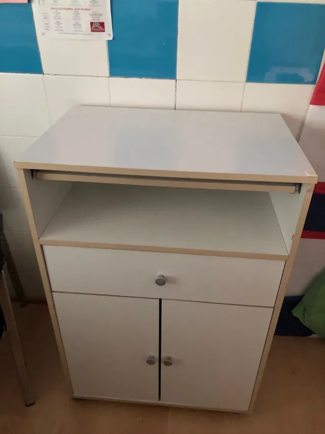 Mueble auxiliar blanco con cajón y puertas