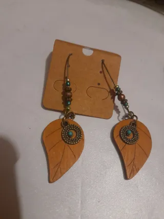 Pendientes hoja madera y abalorios