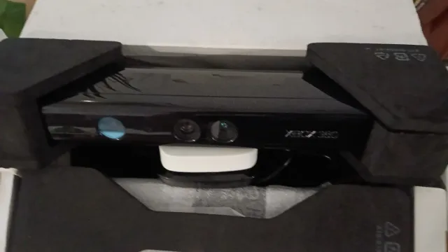 Xbox 360 + Kinect + 3 juegos (para reparar)