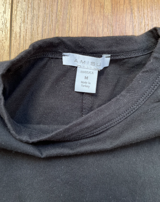 camiseta negra de tirantes anchos con hombreras