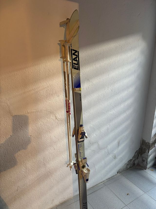 Esquís Elan con bastones