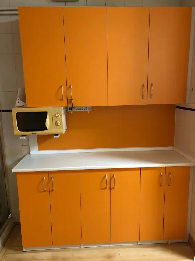 Mueble de cocina naranja madera