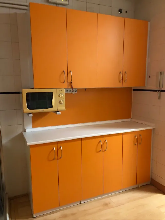 Mueble de cocina naranja madera