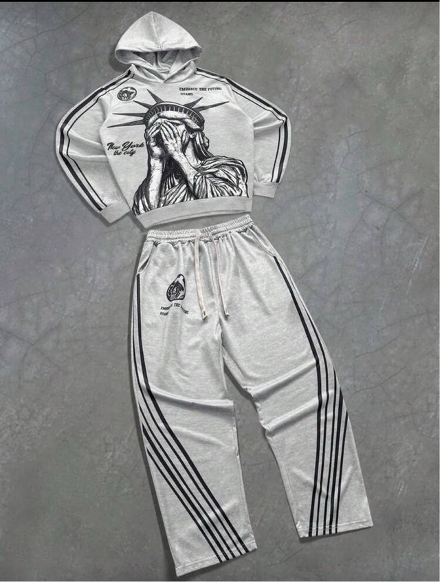 Conjunto deportivo gris con rayas