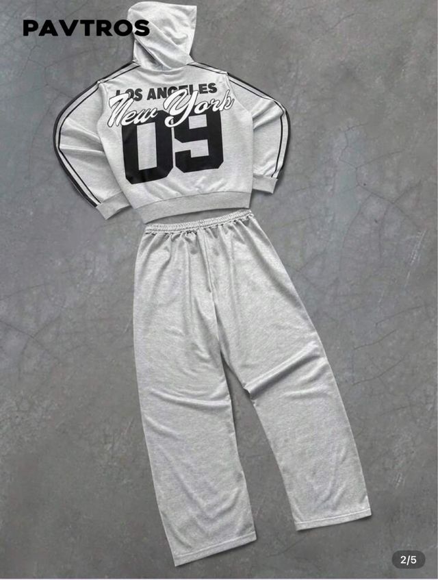 Conjunto deportivo gris con rayas