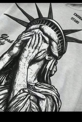 Conjunto deportivo gris con rayas