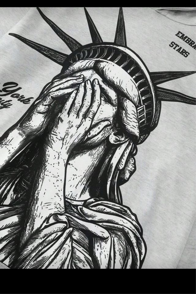 Conjunto deportivo gris con rayas