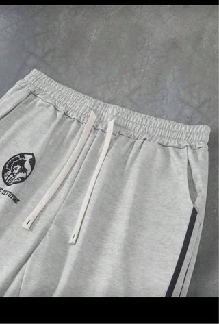 Conjunto deportivo gris con rayas