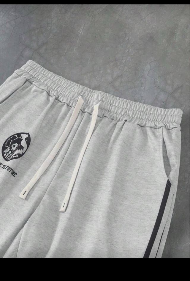 Conjunto deportivo gris con rayas