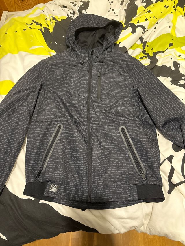 Chaqueta con capucha y cremallera