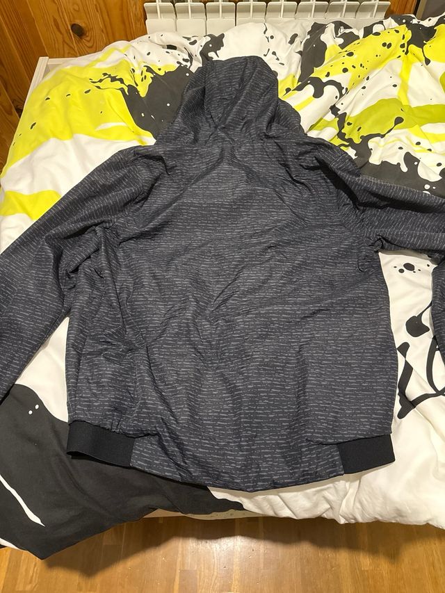 Chaqueta con capucha y cremallera