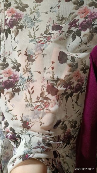 Conjunto Blusa floral y jersey morado 4€