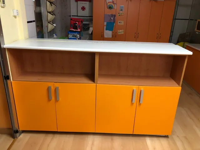 Mueble de madera naranja con puertas